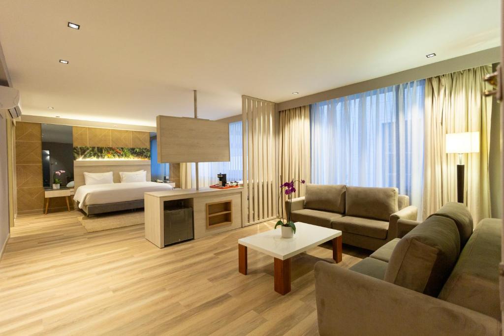 佩雷拉索拉塔玛酒店的客厅配有沙发和1张床