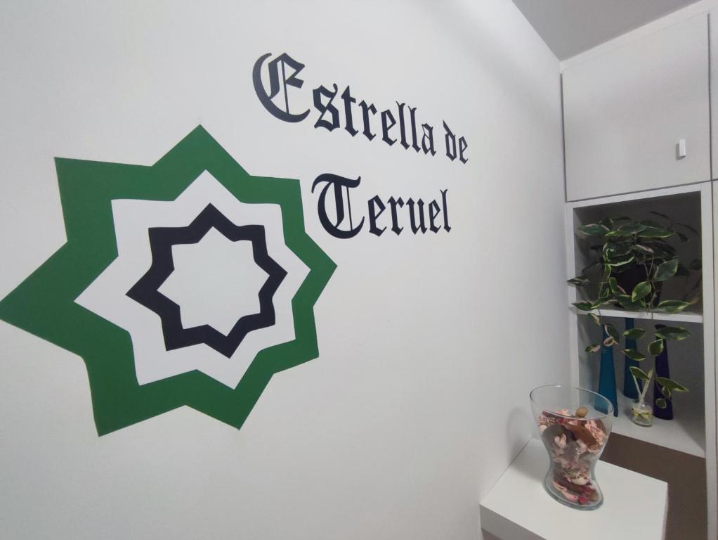 特鲁埃尔Apartamento Estrella de Teruel的墙上有读到坐心的标志