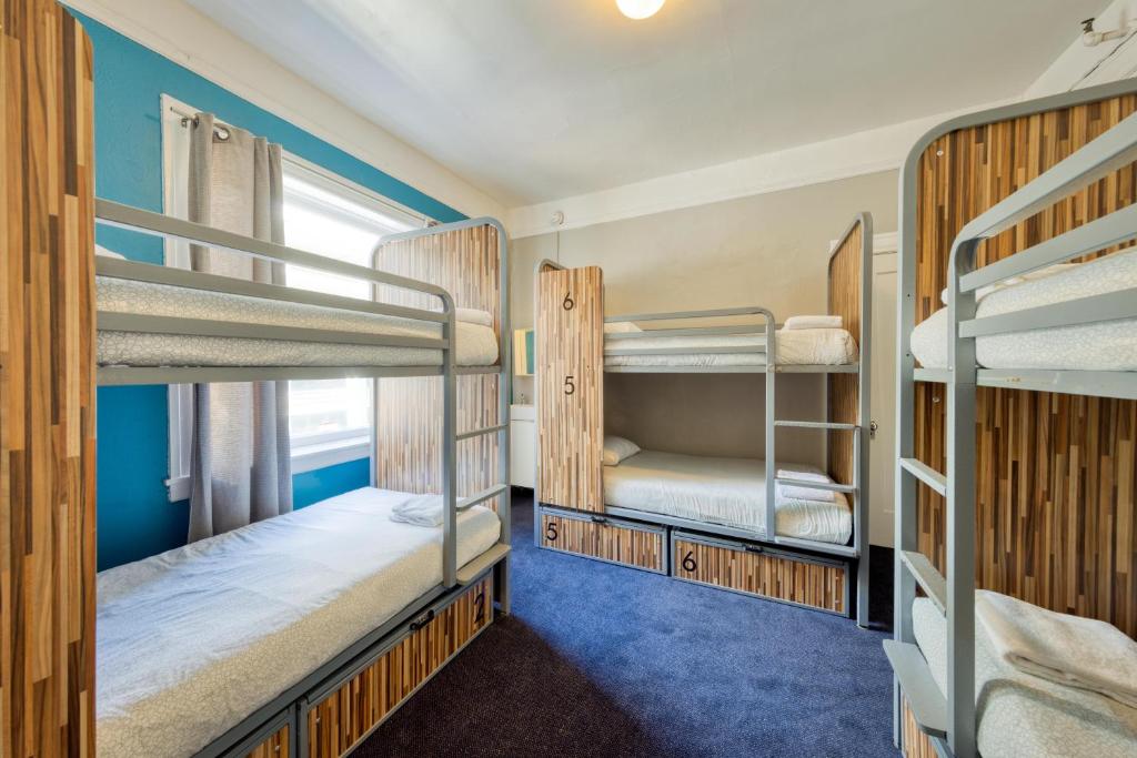 旧金山旧金山市区哈衣旅舍的宿舍间内的一组双层床