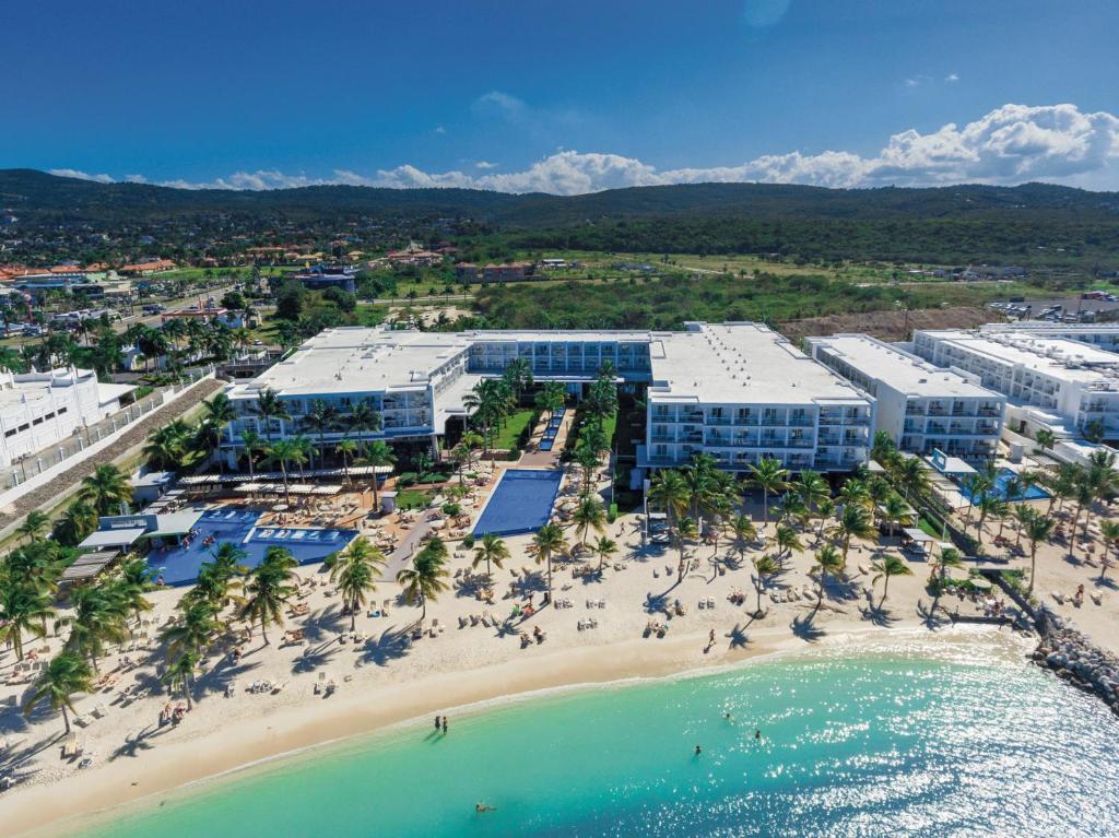 蒙特哥贝Riu Palace Jamaica - Adults Only - All Inclusive Elite Club的海滩上的度假村的空中景致