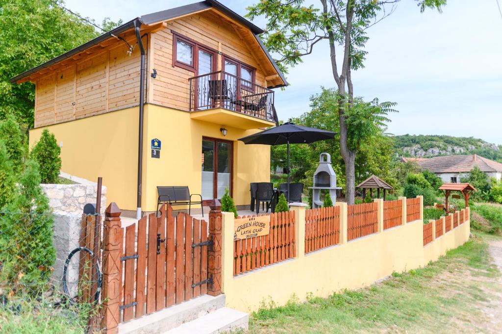 VrmdžaGreen House Latin Grad的房屋设有木栅栏和阳台
