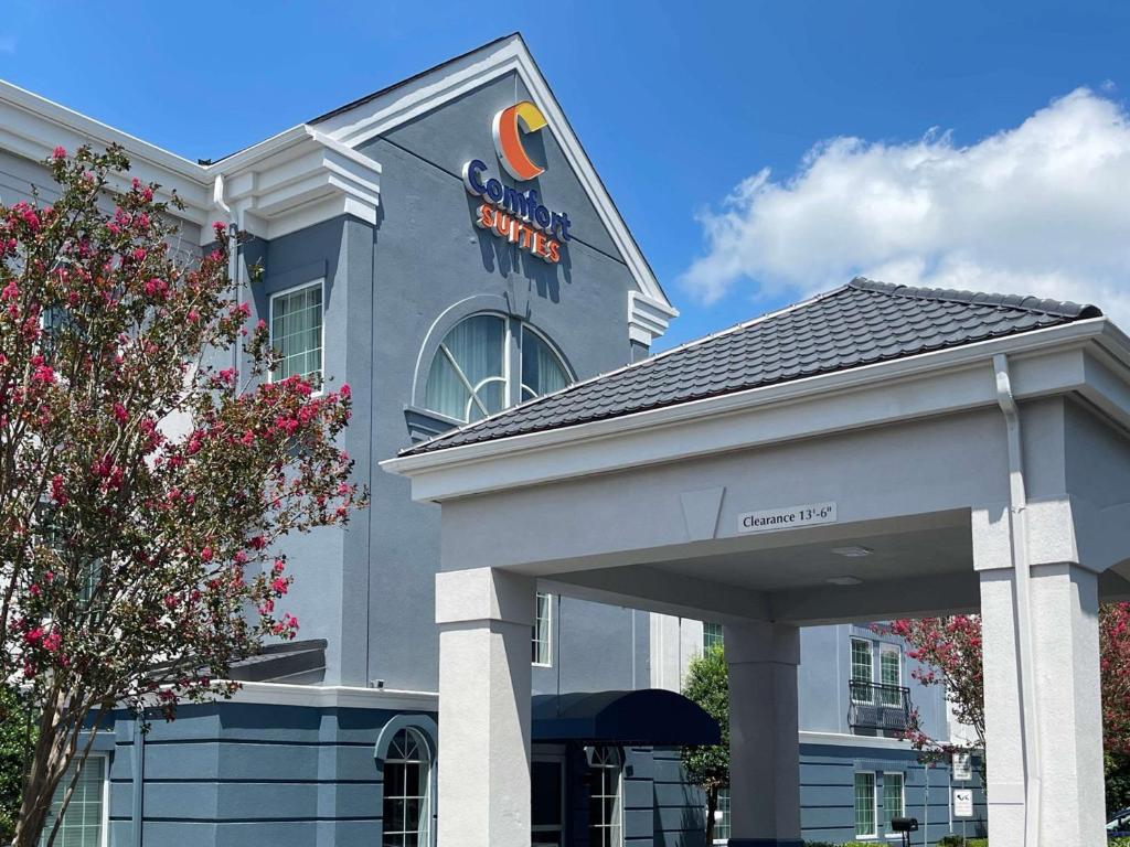 索尔兹伯里Comfort Suites Salisbury I-85的酒店前方的 ⁇ 染