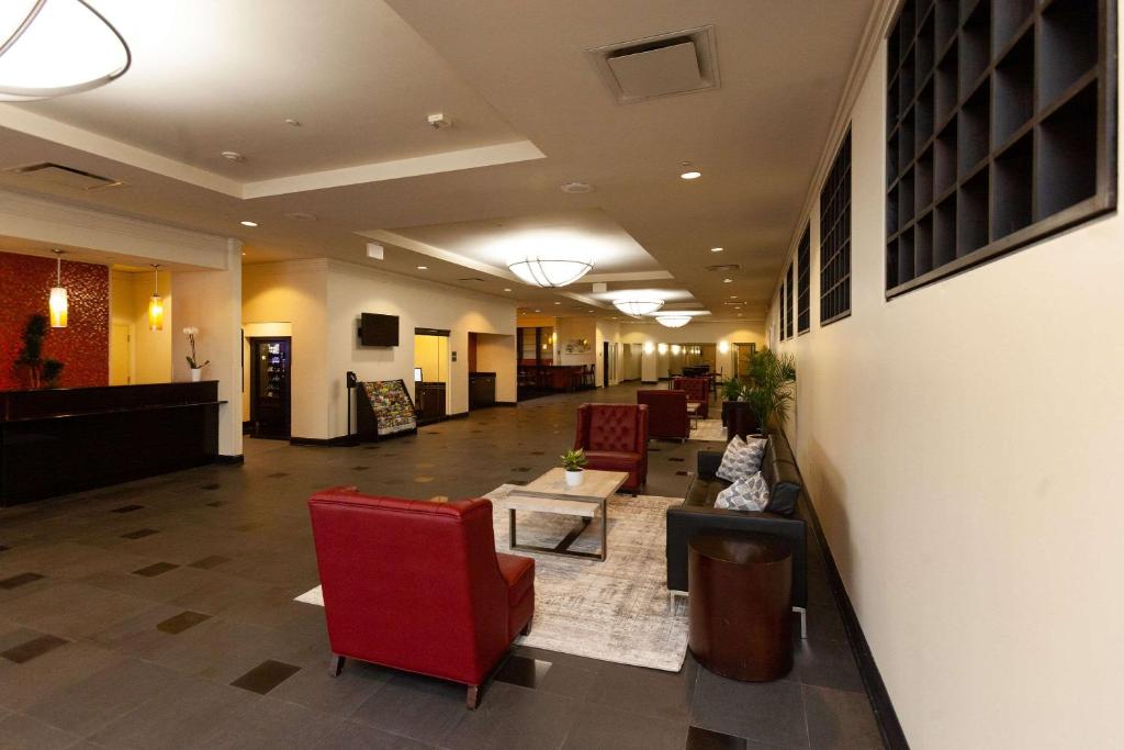 肯纳Clarion Hotel New Orleans - Airport & Conference Center的医院的大厅,有椅子和等候室