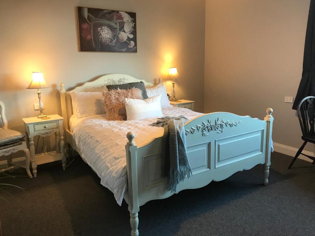 斯坦利Number 10 -Queen Room with b/fast的一间卧室配有蓝色的床和枕头