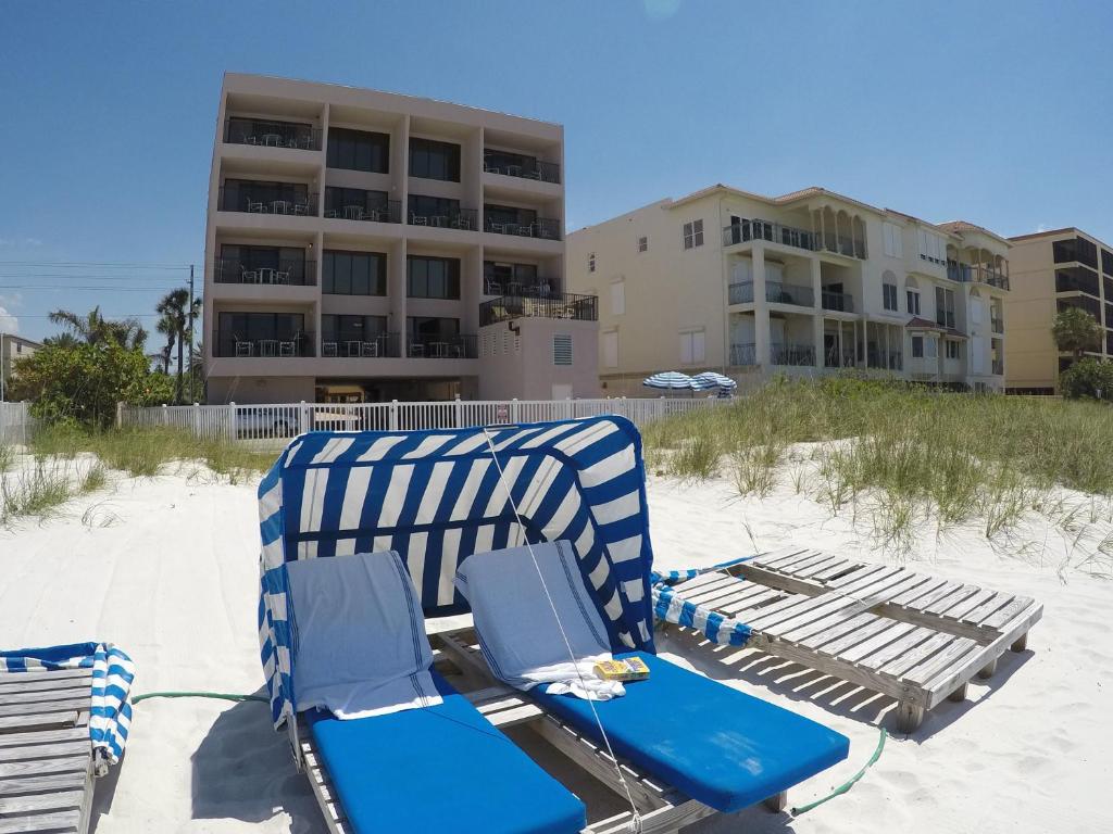 圣徒皮特海滩Island Gulf Resort, a VRI resort的沙滩上一对沙滩椅
