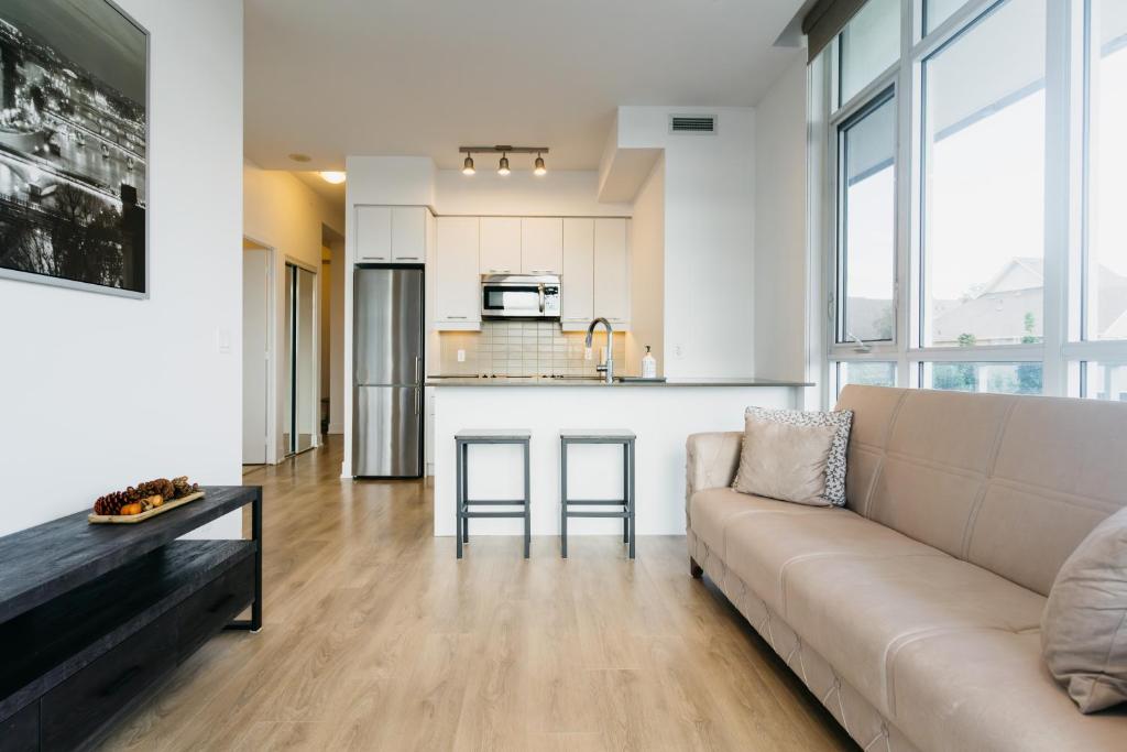 列治文山Cozy & Contemporary Suite - Easy Access to Everything的带沙发的客厅和厨房