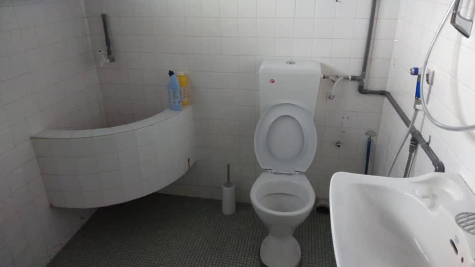 怡保IPOH Homestay的浴室配有盥洗盆、卫生间和浴缸。