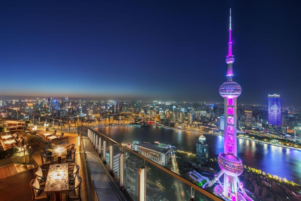 上海上海浦东丽思卡尔顿酒店的享有东方珍珠塔的夜景
