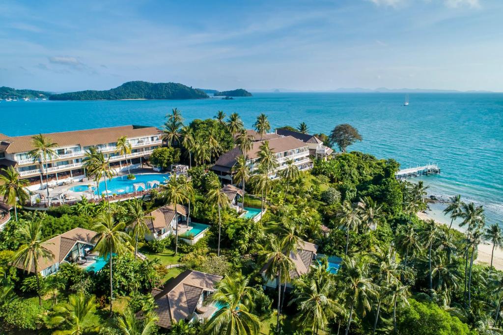 攀瓦海滩Cape Panwa Hotel Phuket的享有度假村和海洋的空中景致