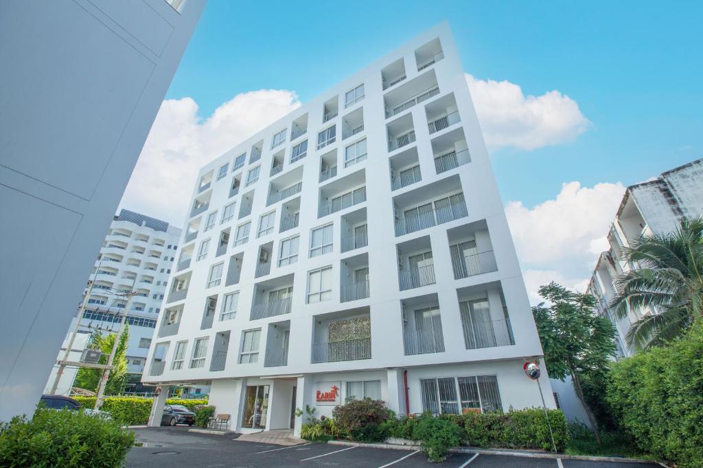 是拉差Karin hotel & Service apartment - SHA Extra Plus的城市中的白色建筑