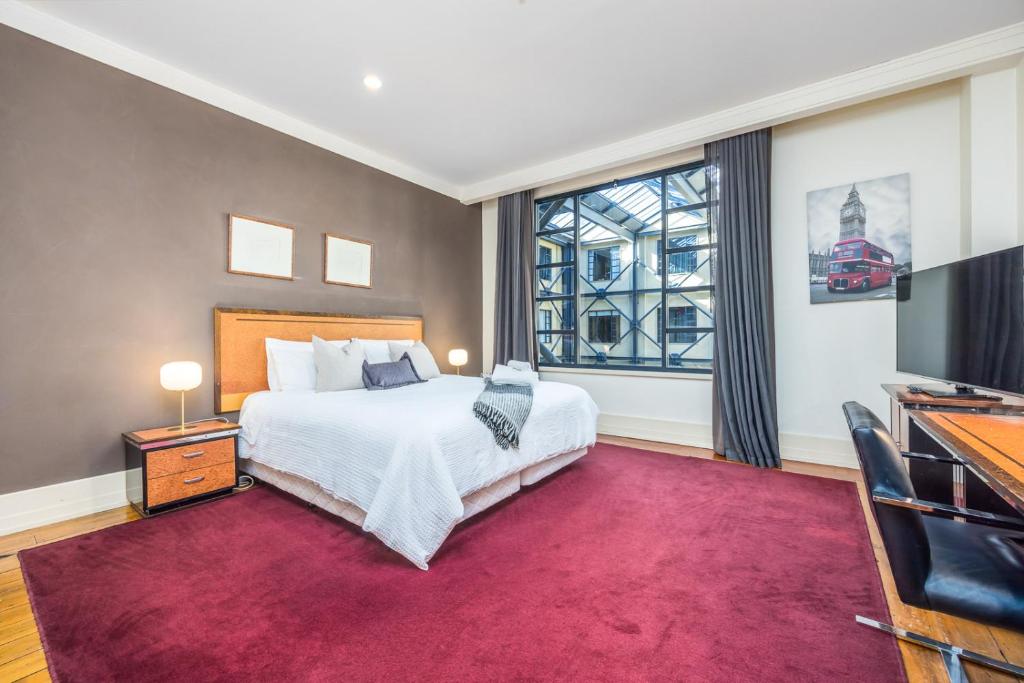 奥克兰Charming Studio Apartment in Auckland Central的一间卧室设有一张大床和一个大窗户