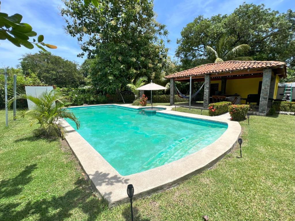 AcajutlaLas Veraneras Villa - Pet Friendly的一座房子的院子内的游泳池