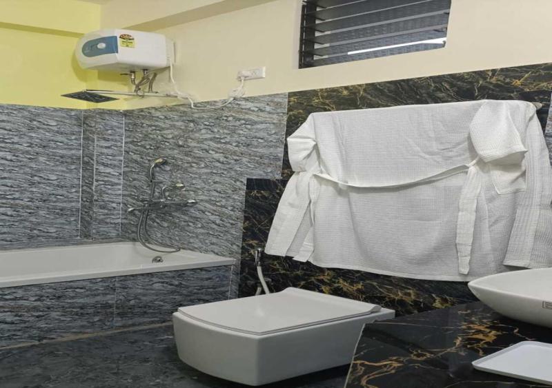 曼达莫尼ST Apple Beach Resort Mandarmani的浴室配有白色卫生间和盥洗盆。