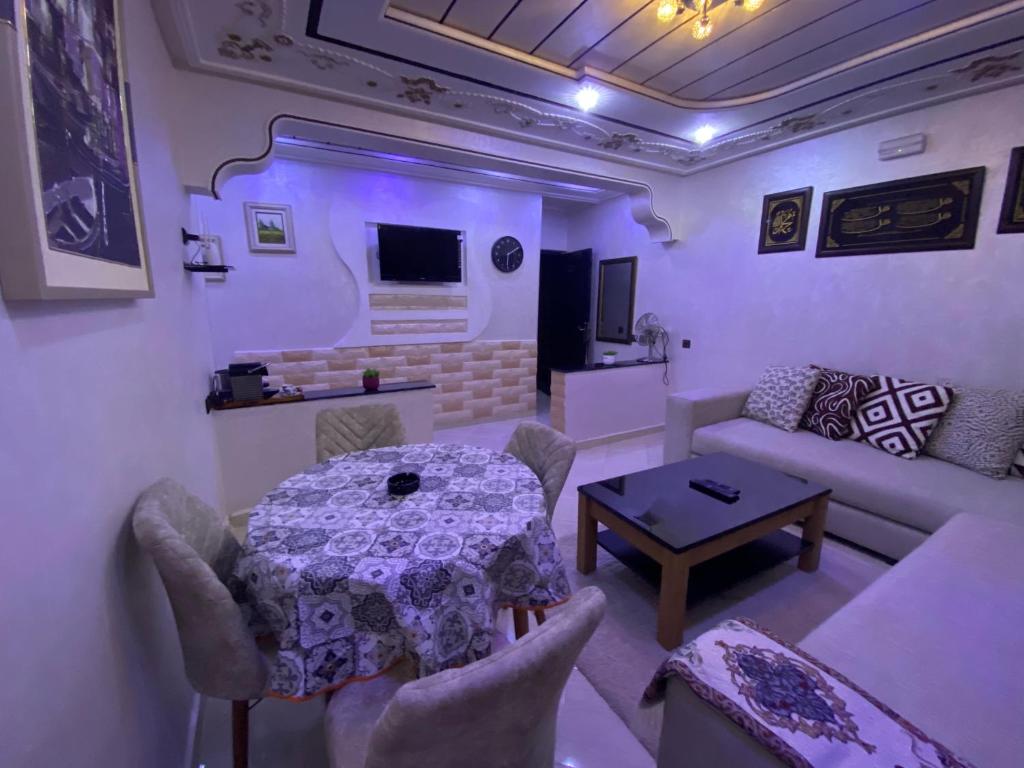胡里卜盖khouribga的客厅配有桌子和沙发