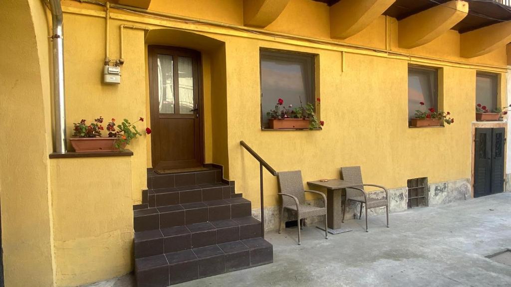 比斯特里察Bretsara的黄色的建筑,配有桌椅和窗户