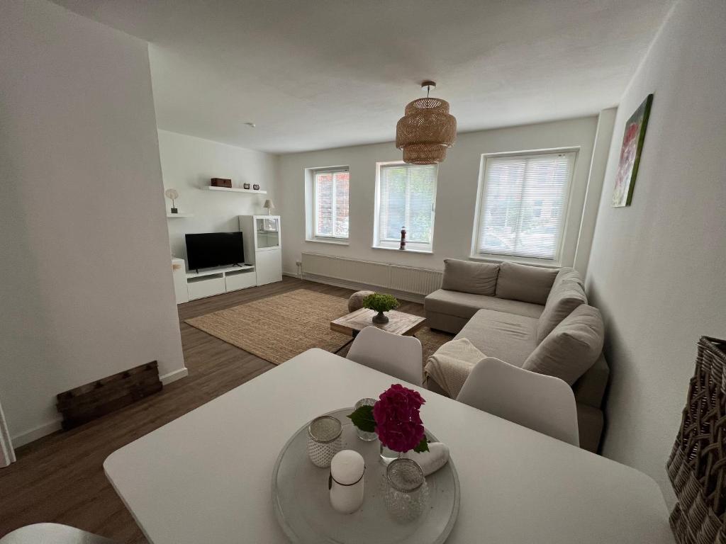 吕贝克Wohnen am Park的客厅配有白色桌子和沙发