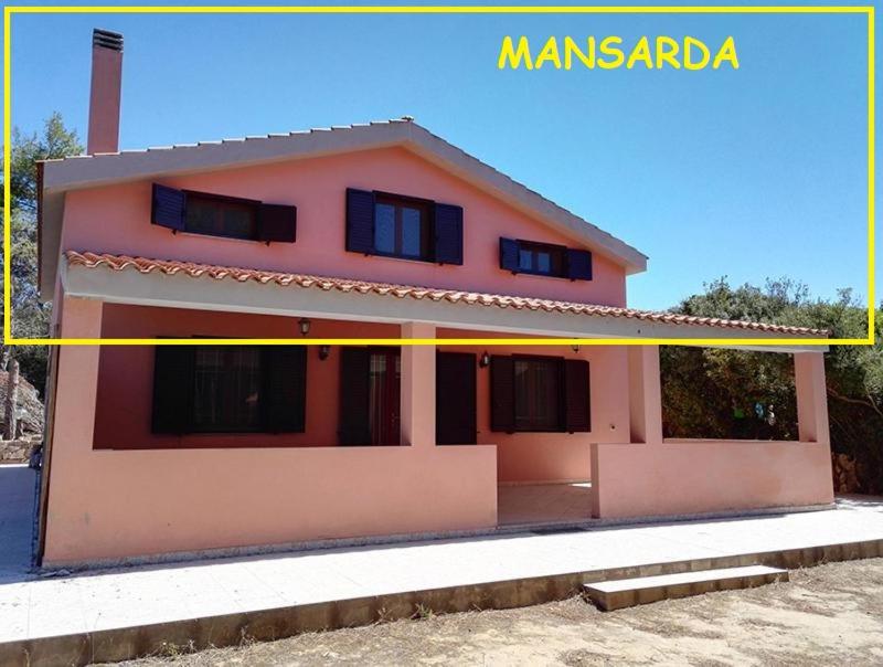 圣安蒂奥科Pineta Spiaggia Grande的一张房子的图片,四周有一条黄色的线