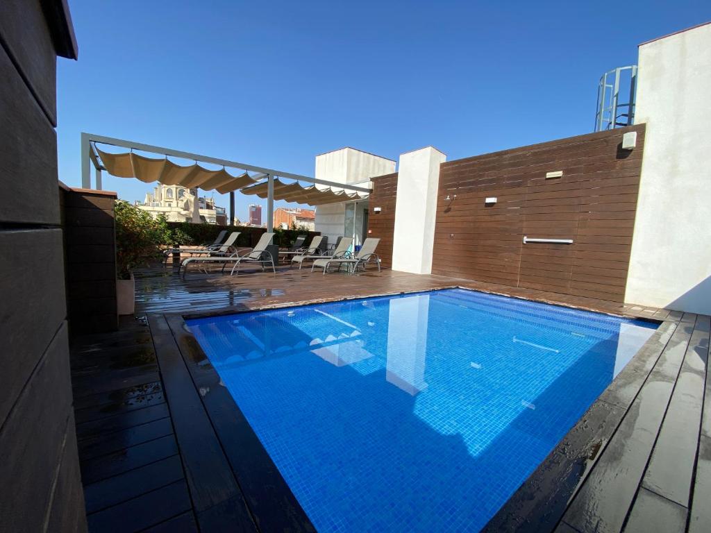 巴塞罗那驰酒店的一座大楼顶部的游泳池