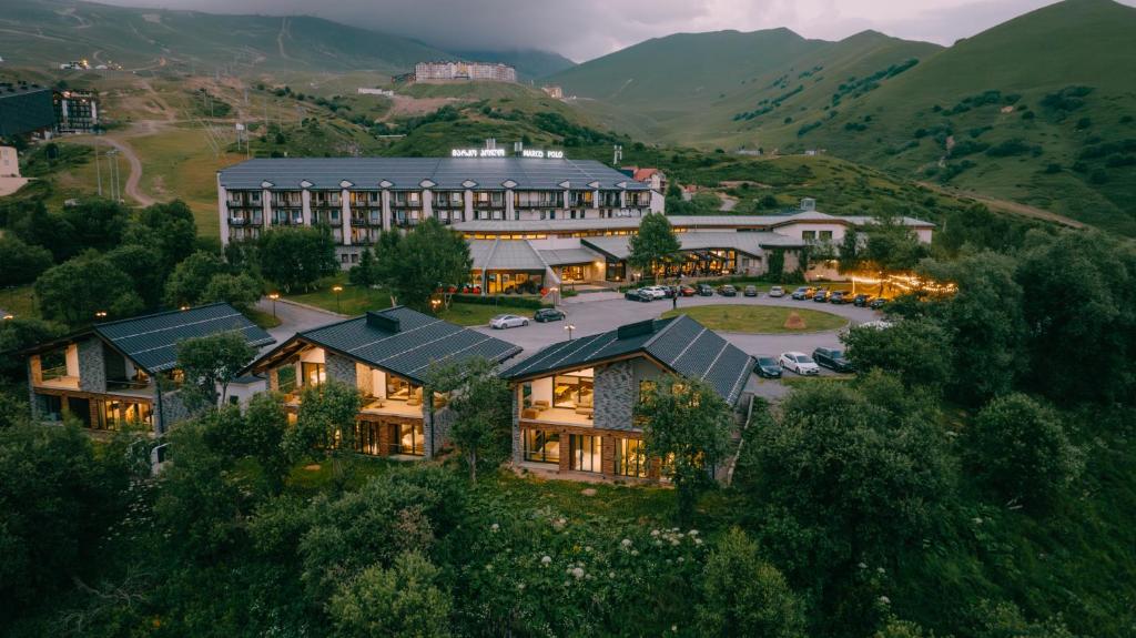 古多里古柯里马可波罗酒店的享有酒店空中景色,以山脉为背景