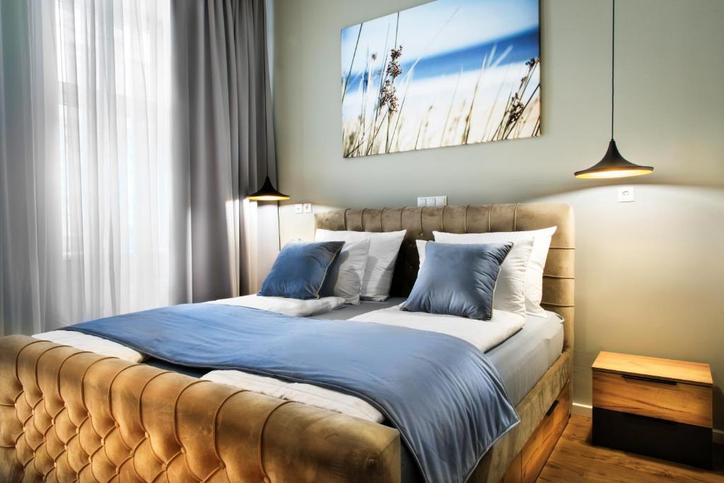维也纳Hotel Resonanz Vienna的一间卧室配有一张带蓝色和白色枕头的床