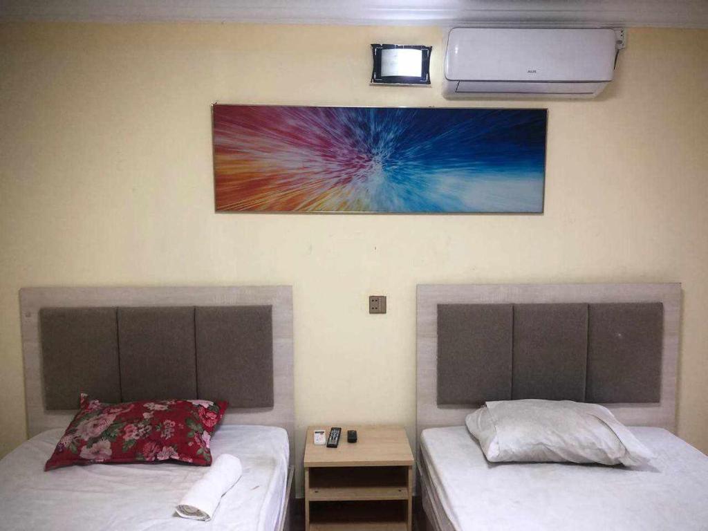 西哈努克Sea Inn Guesthouse Sihanoukville的墙上有两张照片的房间