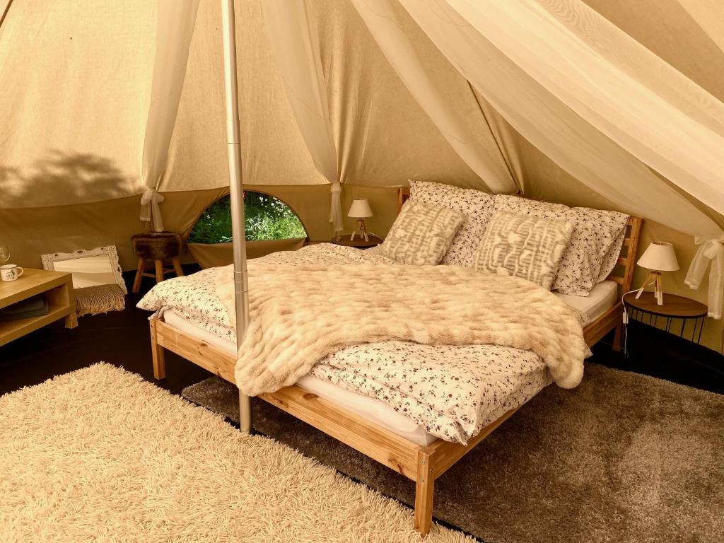 ManětínHvězdný glamping的帐篷内一间卧室,配有一张床