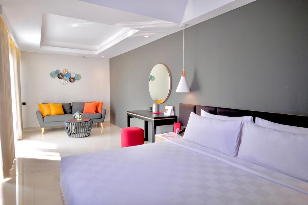 三宝垄三宝垄霍姆@斯姆邦利玛酒店的一间卧室设有一张床和一间客厅。