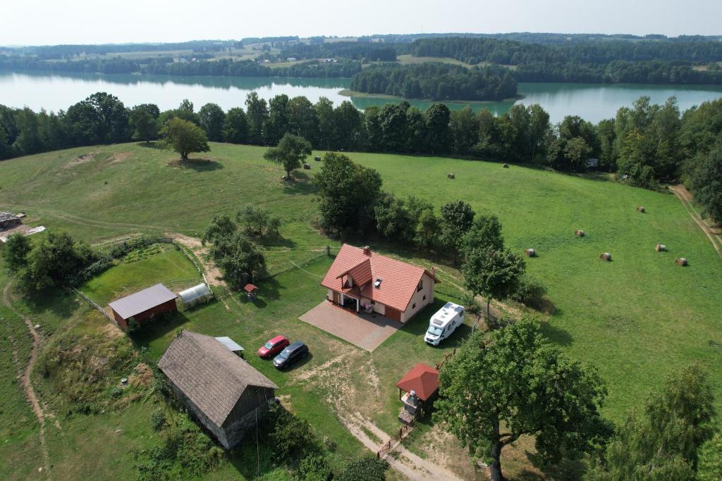 FilipówZacisze nad Rospudą的享有农场的空中景色,农场内有房屋和动物