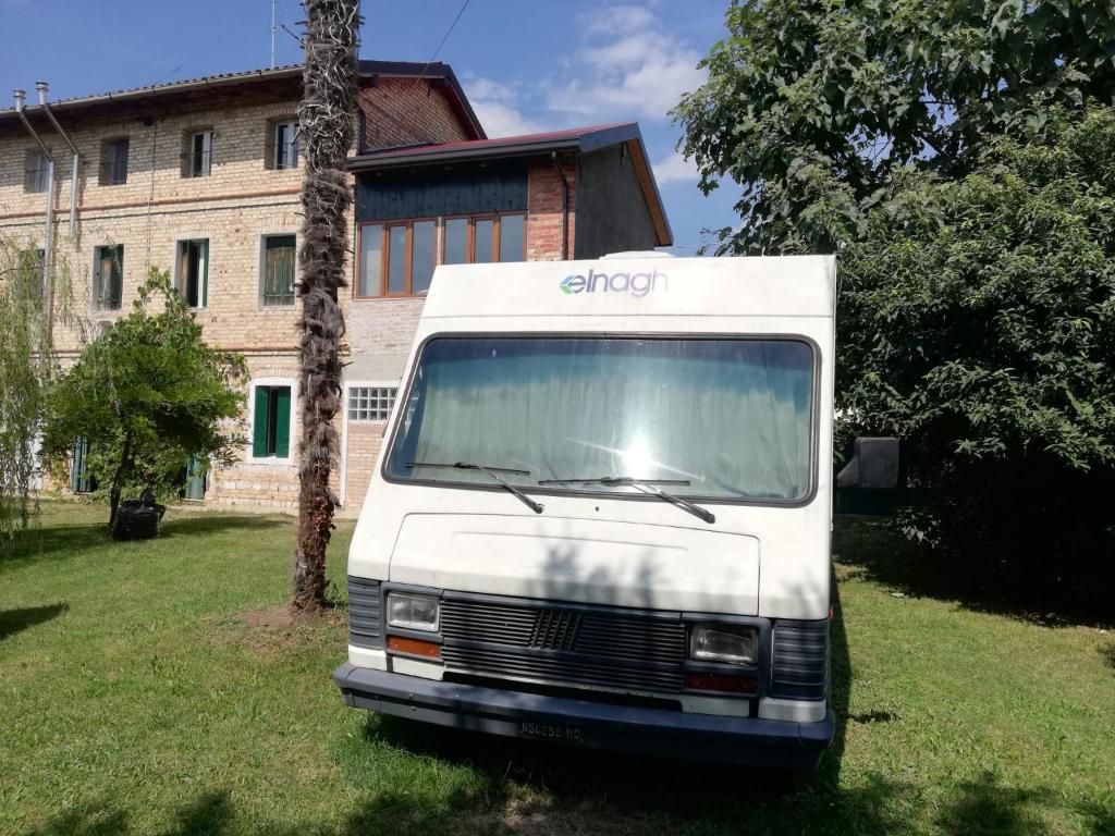 CordenonsIl Camper di Ermione的停在大楼前的白色货车