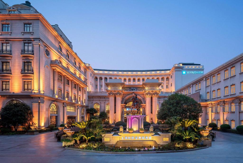 上海上海虹桥温德姆酒店的一座大型建筑,前面有一个喷泉