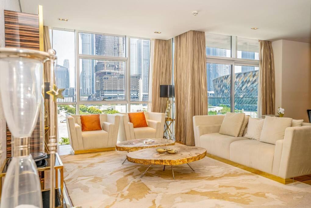 迪拜Fully Furnished 3BR+ Maid’s in the heart of Dubai的带沙发、桌子和窗户的客厅