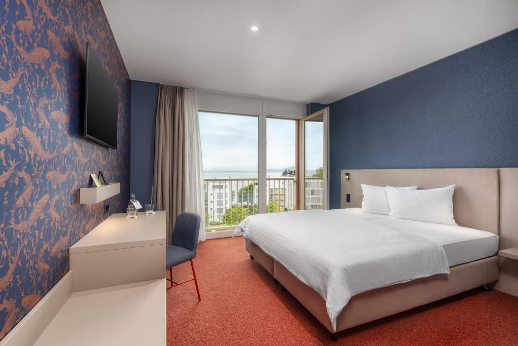 阿尔邦b-smart hotel Arbon的酒店客房设有床和窗户。
