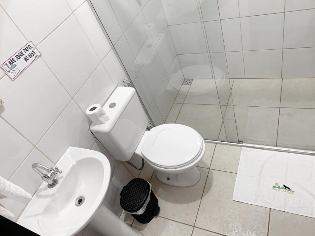 皮雷诺波利斯Suíte no centro histórico的白色的浴室设有卫生间和水槽。