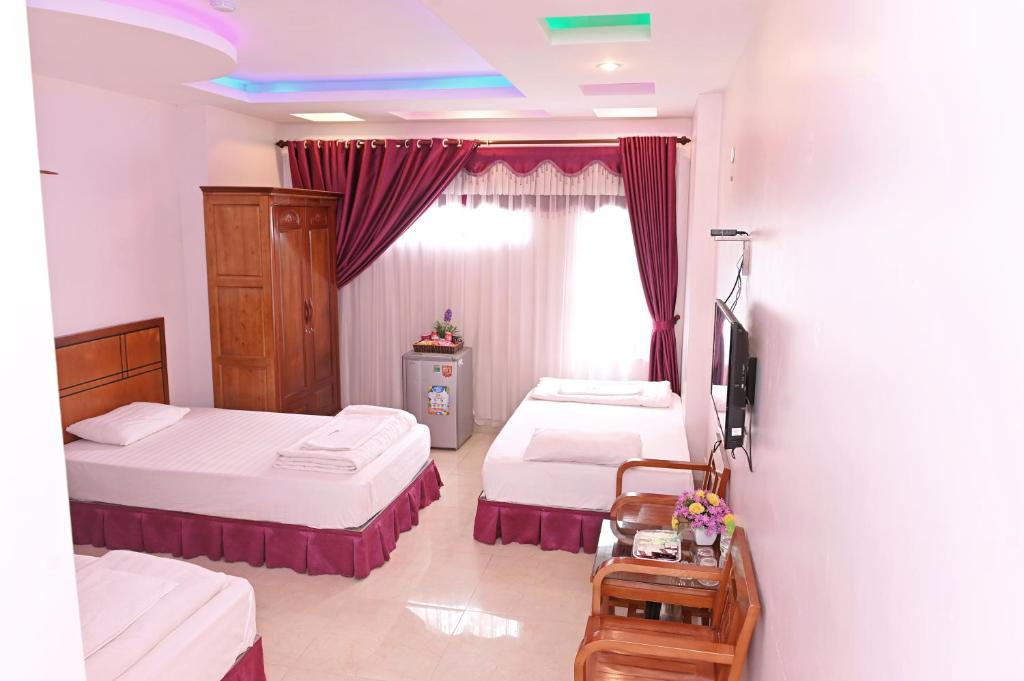 Hào GiaKhách sạn Hoàng Hà River Town的一间酒店客房,设有两张床和电视