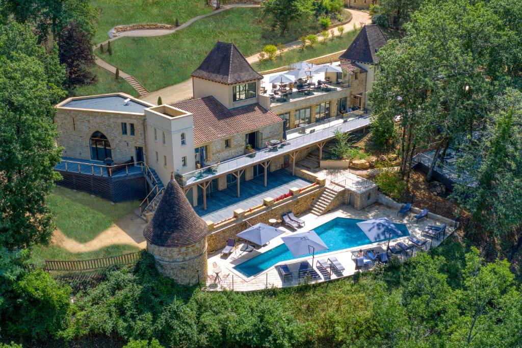 萨尔拉拉卡内达La Perle de Domme的享有带游泳池的大房子的空中景致