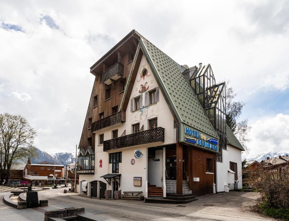 莱德萨阿尔卑斯HOTEL DES NEIGES的街道上带有 ⁇ 顶的建筑