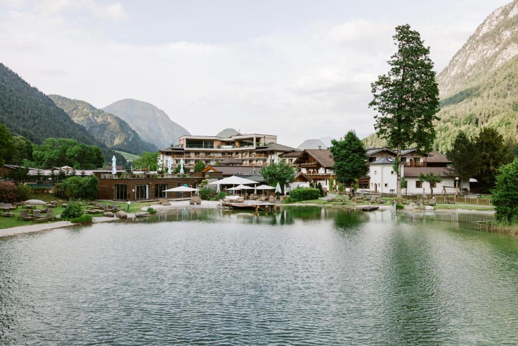 翁肯POST Family Resort的一座以湖泊和山脉为背景的度假胜地