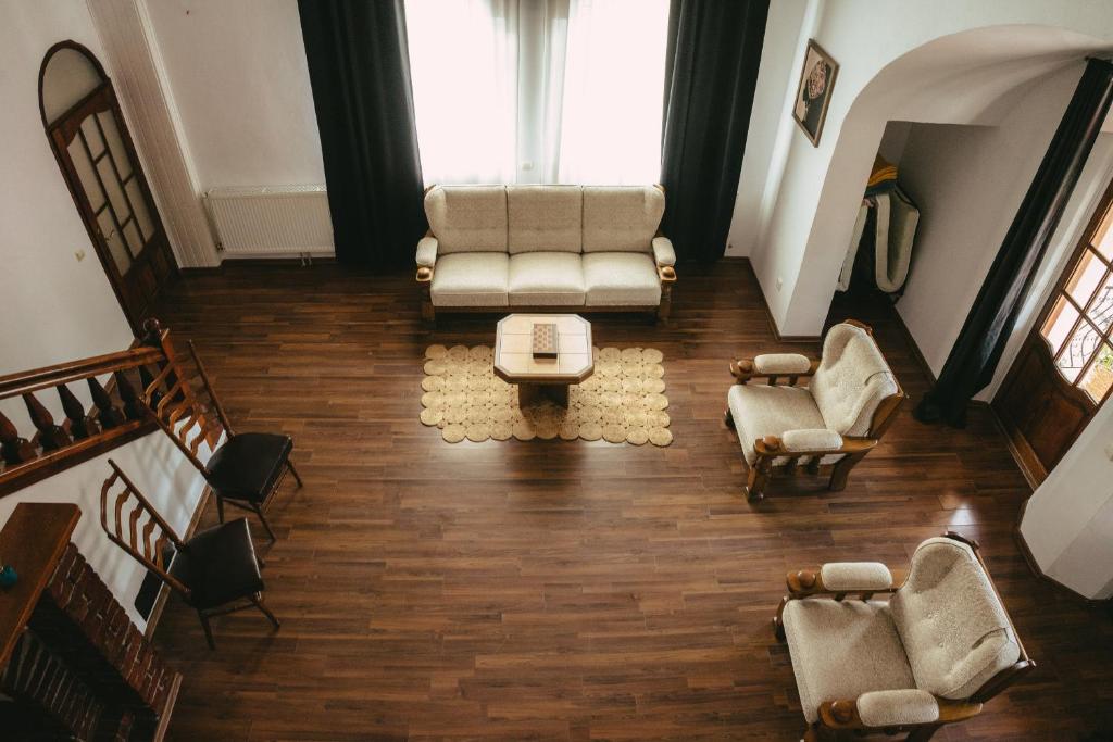 科尔贝尼元帅塔楼旅馆的享有客厅的顶部景致,客厅配有沙发和椅子