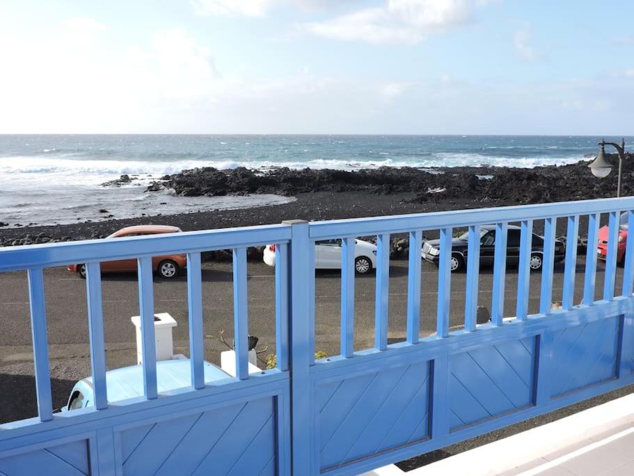 埃尔戈尔福Casa Leyna的海滩景阳台的蓝色门
