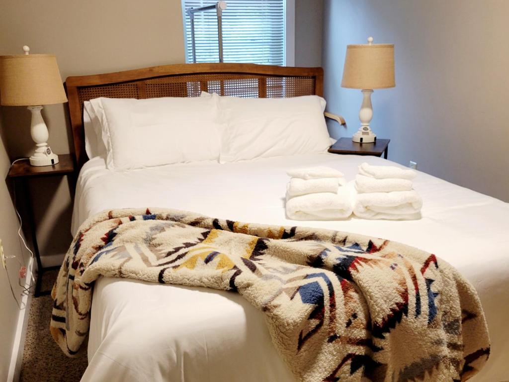 利特尔顿White Mountain Barn的一张带毯子的床和两张毛巾