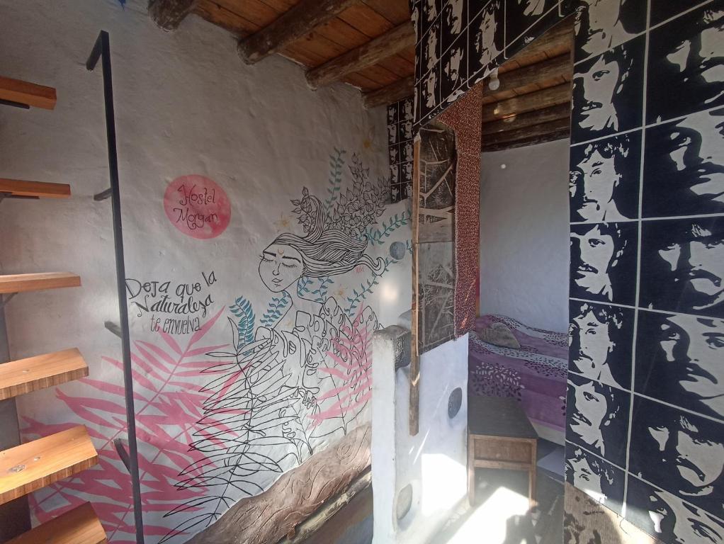 皮里亚波利斯Hostel Morgan的一间墙上有画的房间