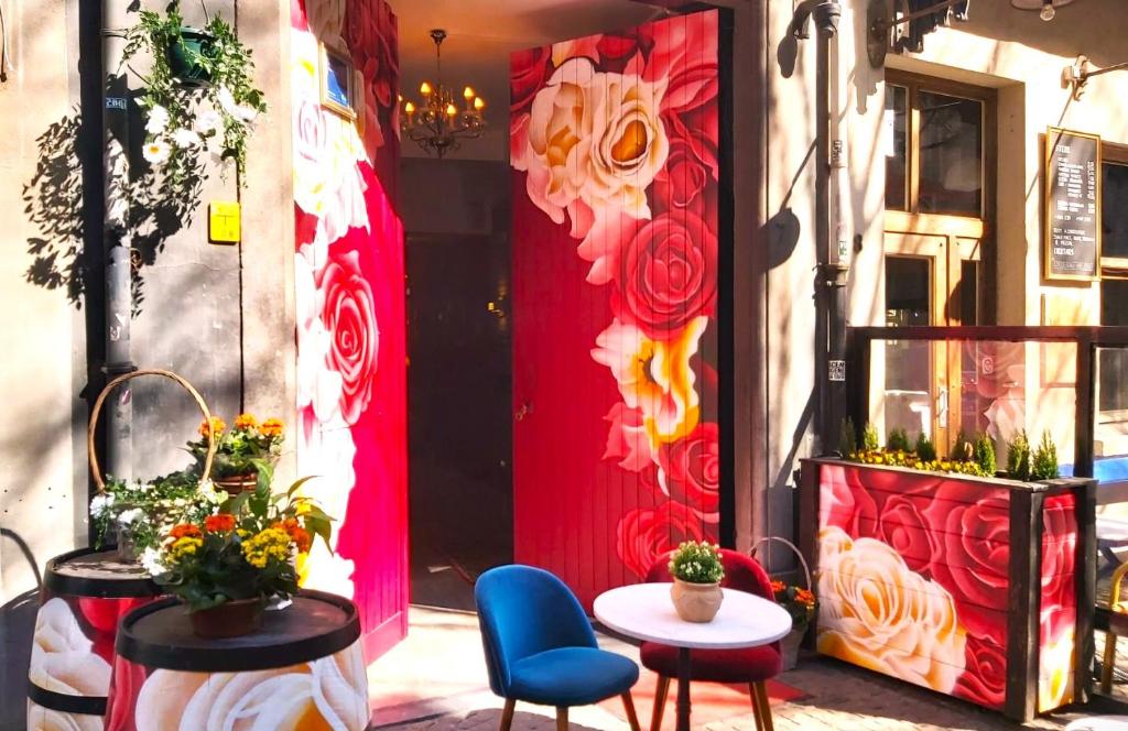 安特卫普Hotel Mezonvin的一间有鲜花的红色门的房间