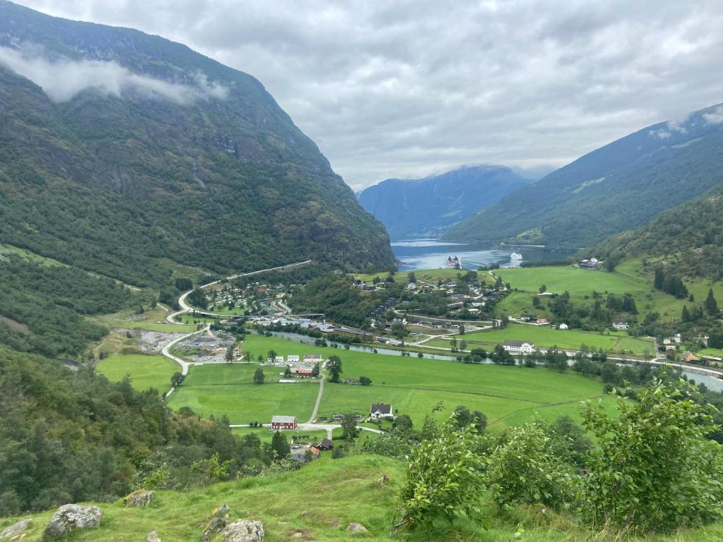 弗洛姆布雷克公寓的享有山谷、河流和山脉的美景。