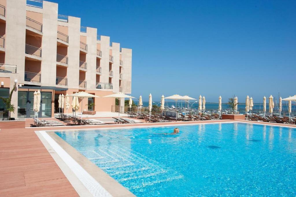奥良里尔滨海酒店及水疗中心的酒店前的游泳池