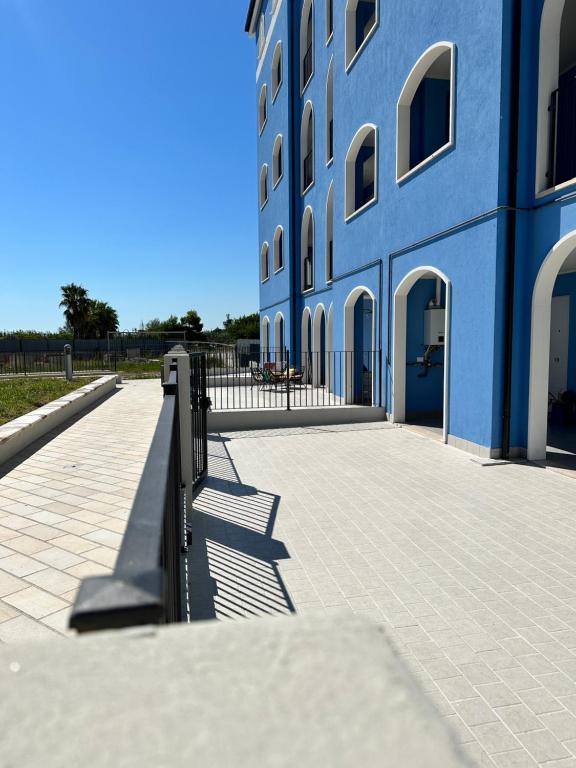雷卡纳蒂港A casa di Fede的前面有栅栏的蓝色建筑