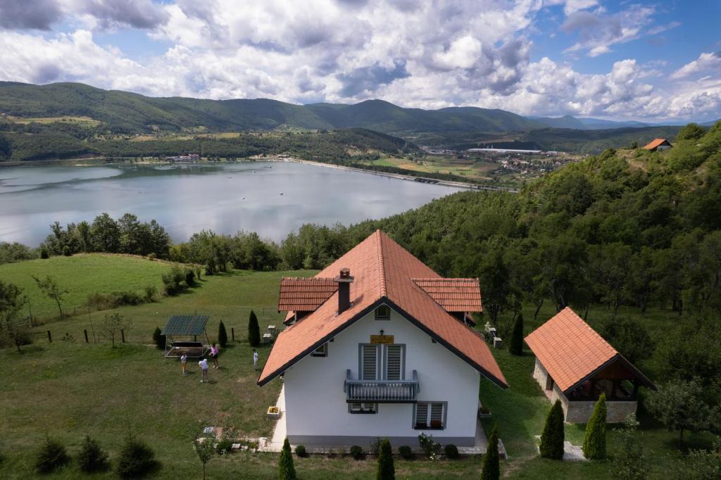 新瓦罗什Vila Bogicevic的享有高山上房屋的空中美景和湖景