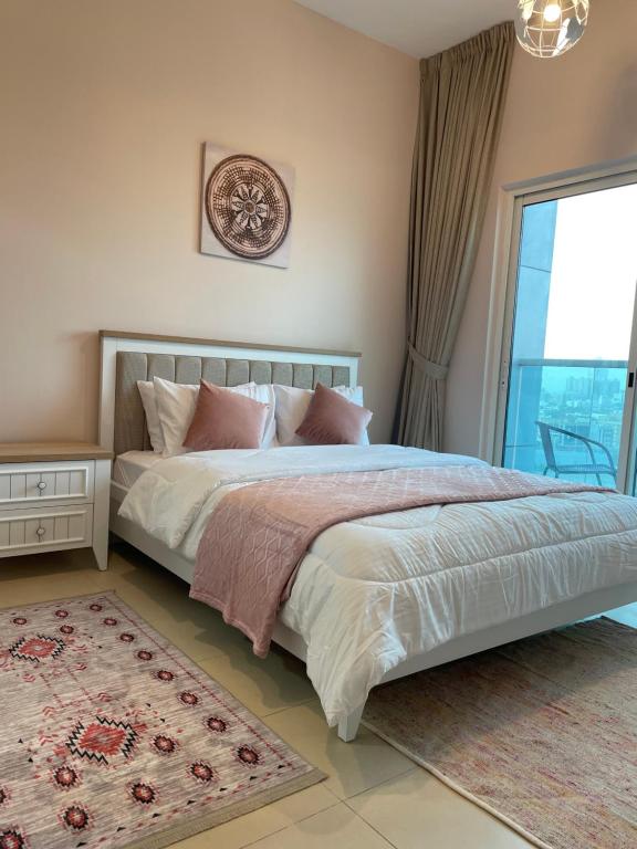 阿吉曼One bedroom new brand in ajman的一间卧室设有一张大床和一个窗户。