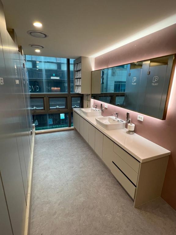 首尔Seoul Cube Jongro的一间带两个盥洗盆和大镜子的浴室