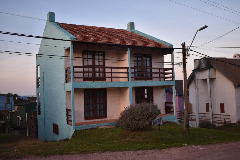 德尔迪阿布罗角Brisas del Diablo 3的蓝色和白色的古老房子