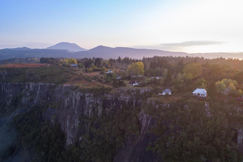 豪格斯拜克The Edge Mountain Retreat的享有树木和房屋的高山空中景致